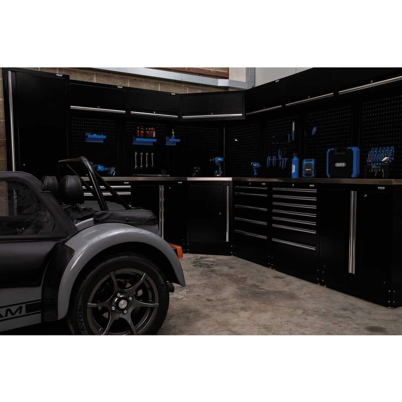 Visuel d'un établi modulaire bunker installé dans un garage