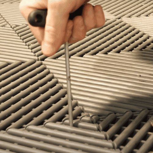 Comment déclipser une dalle IZIFLOOR au milieu de son garage ?