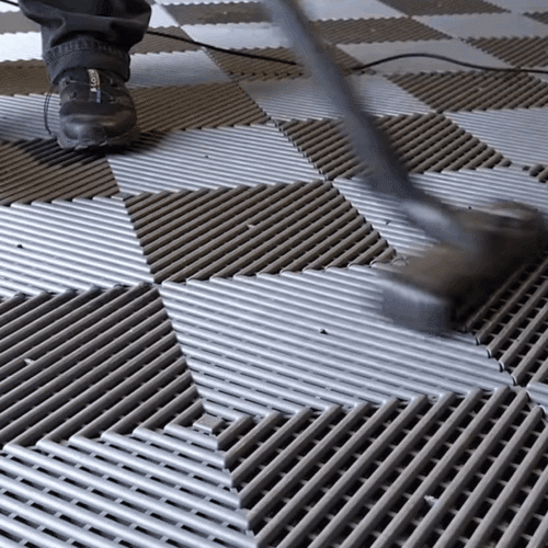 Comment nettoyer un sol en dalles de sol clipsables ajourées IZIFLOOR ?