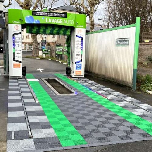 Dalles en PVC IZIFLOOR dans un centre de lavage automobile